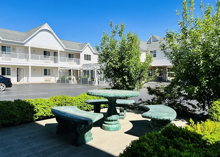 Court Plaza Inn & Suites Of Mackinaw