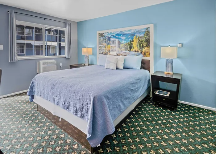 Bluebird Day Inn & Suites