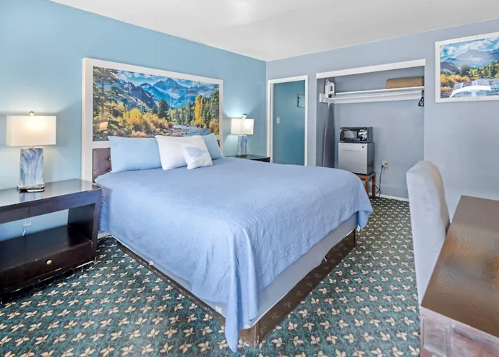 Bluebird Day Inn & Suites