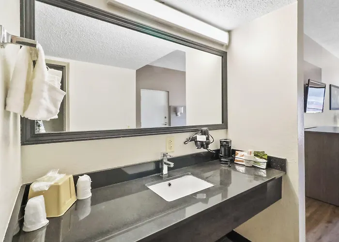 Red Roof Inn & Suites Fayetteville-Fort Bragg