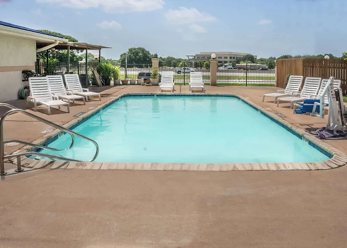 Super 8 By Wyndham San Marcos