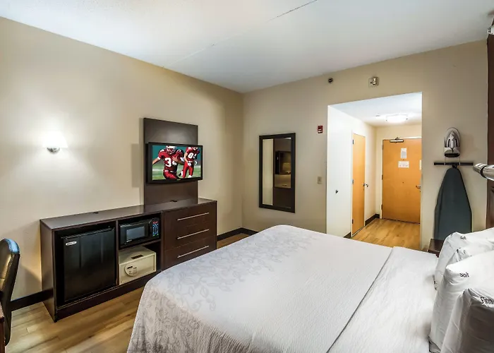 Red Roof Inn Plus Long Island - Garden City