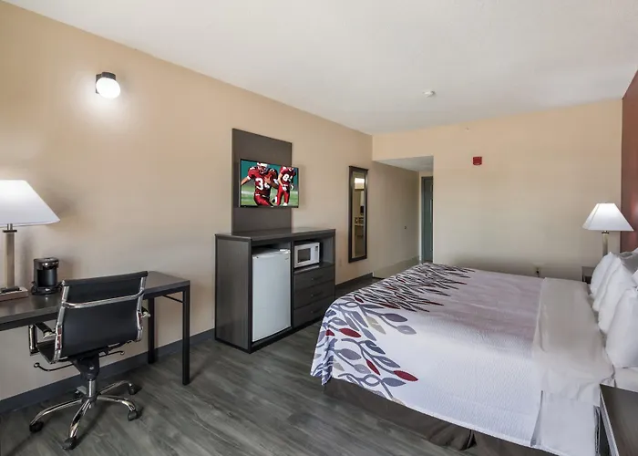 Red Roof Inn & Suites Austin East - Manor