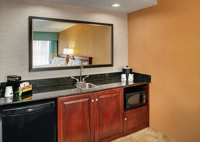 Hampton Inn & Suites By Hilton Toronto Airport