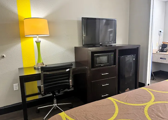 Super 8 By Wyndham Tupelo Airport