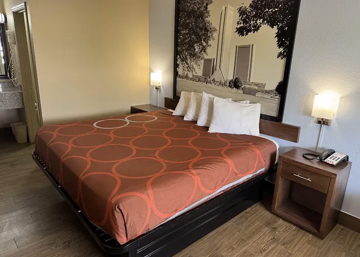 Super 8 By Wyndham Tulsa - Route 66