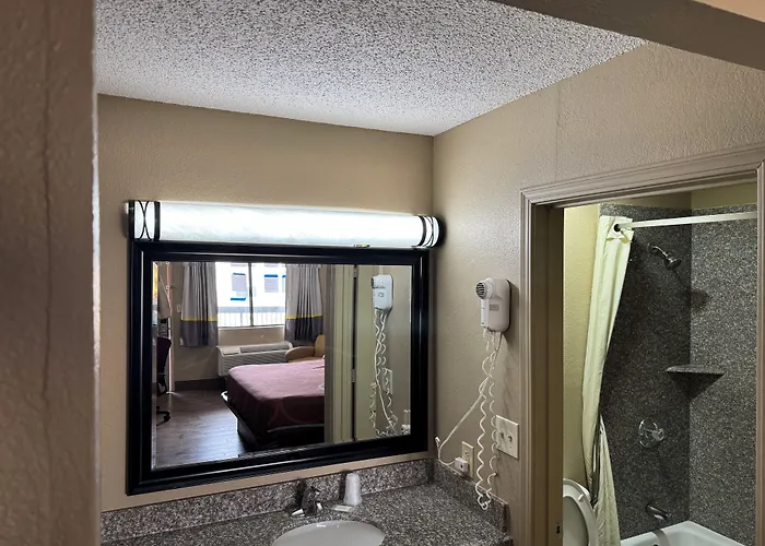 Super 8 By Wyndham Tulsa - Route 66