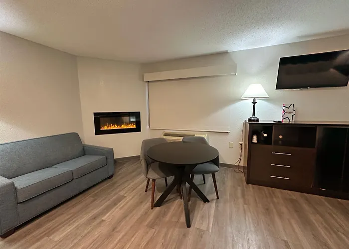 Menominee Hotels