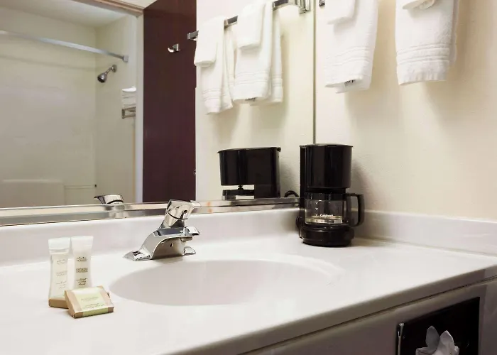 Super 8 By Wyndham Aurora/Naperville Area