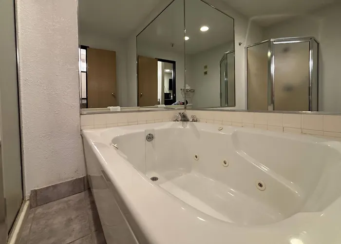 Super 8 By Wyndham Metropolis