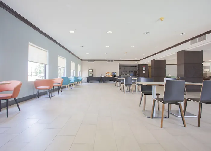 Holiday Inn & Suites Spring - The Woodlands