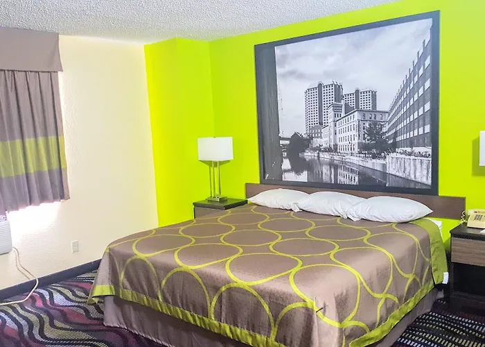 Super 8 By Wyndham Richmond/Broad Street