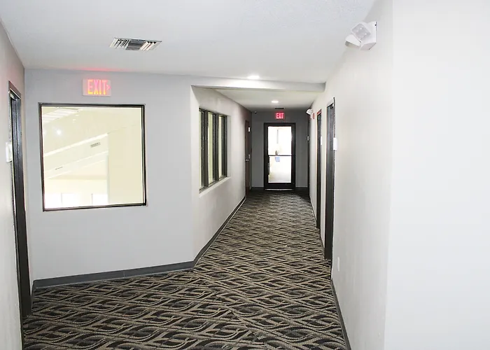 Greenlight Inn & Suites St James