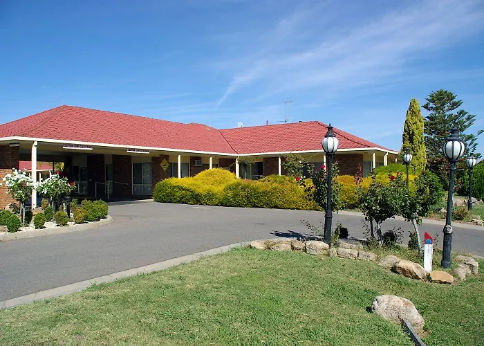 Pines Country Club Motor Inn