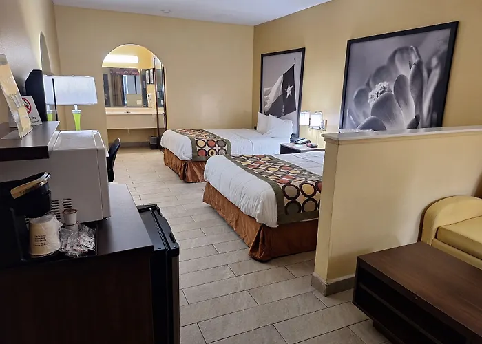 Super 8 By Wyndham Weslaco