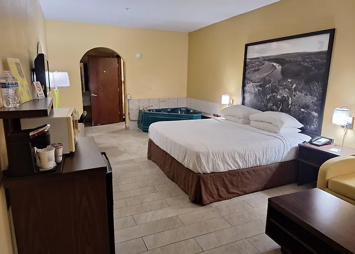 Super 8 By Wyndham Weslaco