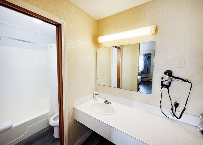 Days Inn By Wyndham Mackinaw City - Lakeview