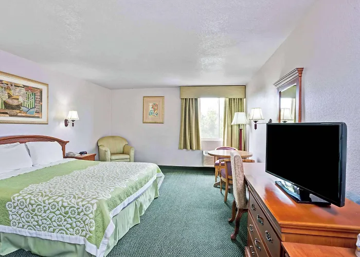 Days Inn & Suites By Wyndham Fullerton
