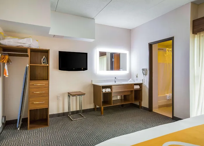 Quality Suites Lansing West