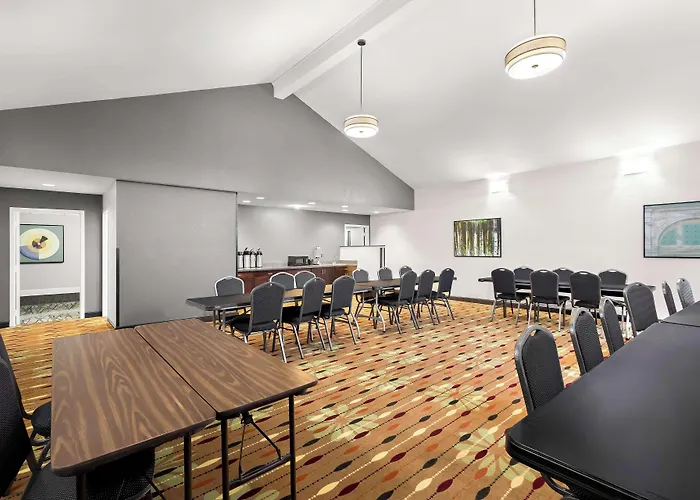 Best Western Luxbury Inn Fort Wayne
