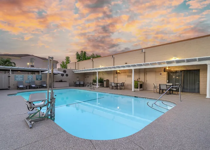 Best Western Plus Hilltop Inn