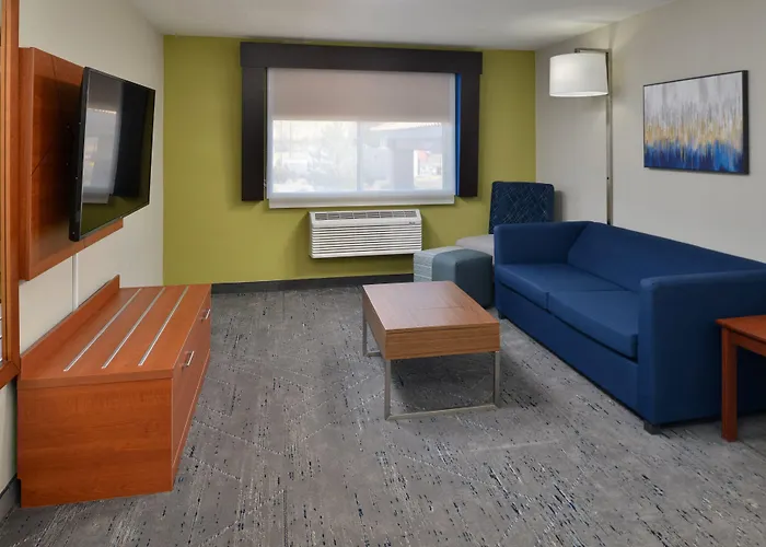 Holiday Inn Express & Suites Farmington Bloomfield By Ihg