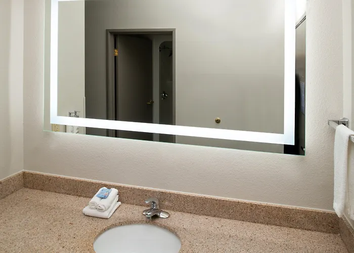 Holiday Inn Express & Suites Farmington Bloomfield By Ihg