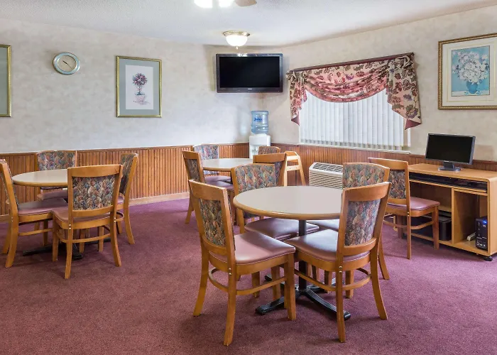 Days Inn & Suites By Wyndham Davenport East