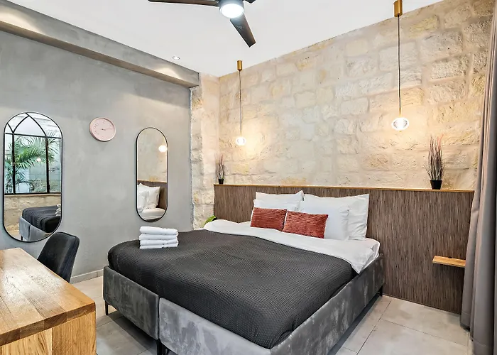 Old City Boutique - By La Finca Hotels- חוויית אירוח יוקרתית, חניה בחינם וקרבה לשדרת הקולינריה של העיר