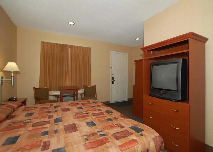 Econo Lodge Inn & Suites Downtown