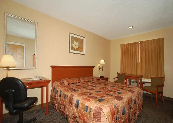 Econo Lodge Inn & Suites Downtown