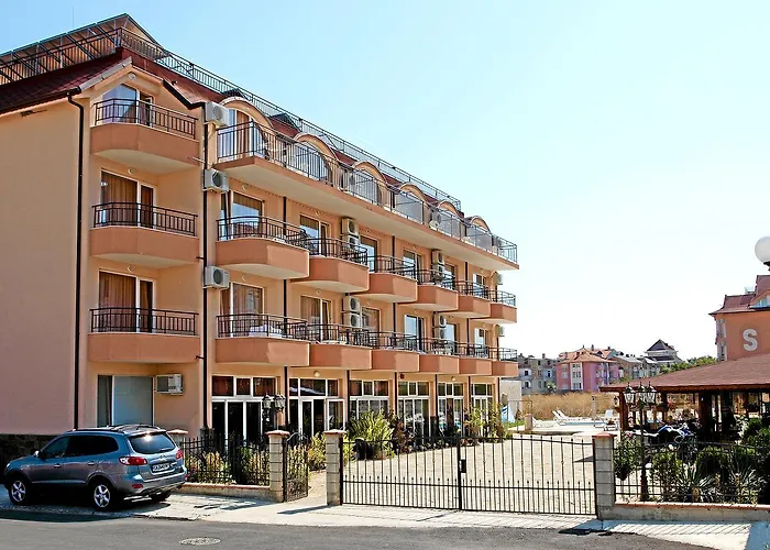 Hotel Black Sea - Breakfast, Pool & Free Parking
