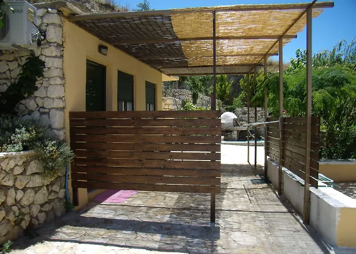 Zephyros Rooms And Apartments