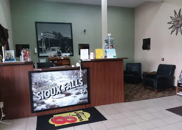 Super 8 By Wyndham Airport I90