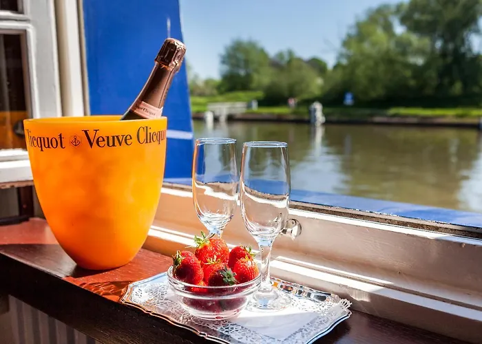 Boat Hotel De Barge