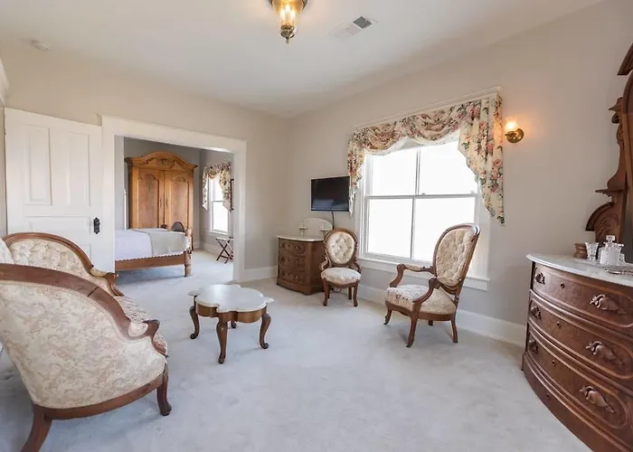 Clifton House - Observatory - King Suite, Sleeps 4, Mississippi River Views