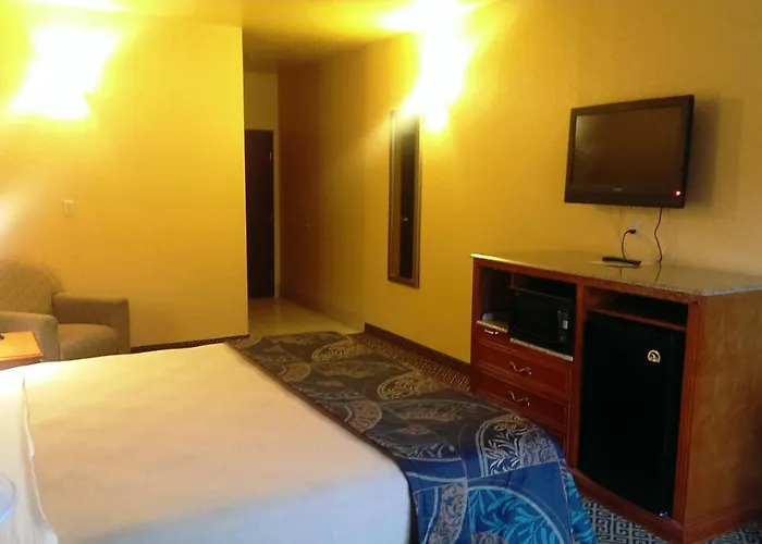 Hiway Inn Express & Suites