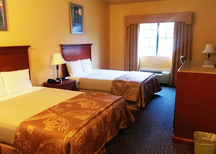Hiway Inn Express & Suites
