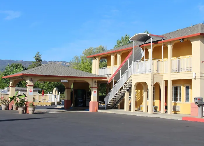 Upper Lake Inn & Suites