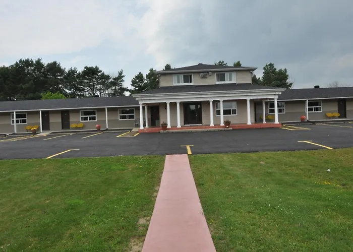 Colonial House Motor Inn