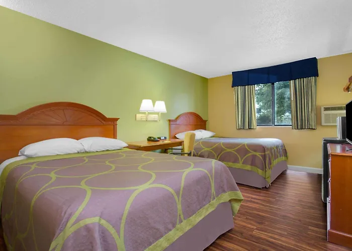 Super-8-Gainesville-I-75-Hospital-University-Area