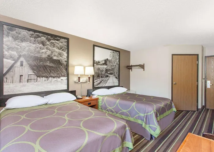Super 8 By Wyndham Richlands/Claypool Hill Area