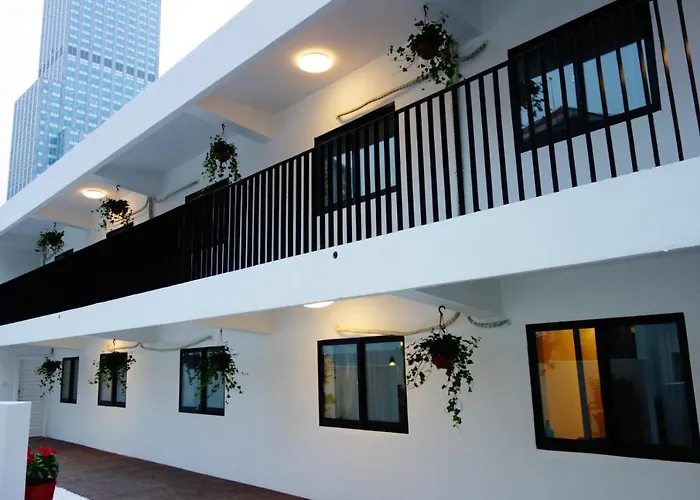 Hidden Garden Youth Hostel -Oriental Pearl &Lujiazui -Garden Social Area -Bar -Cafe -Free Laundry Luggage Storage -24H Front Desk -English Service
