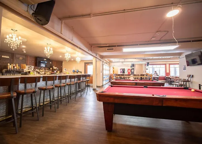 Party Hostel - The Canmore Hotel Hostel