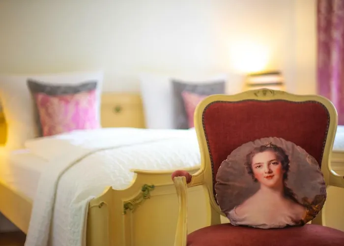 DAS KLEINE HOTEL IPHOFEN, klimatisierte Zimmer- 55 TV, TV mirroring, kleines Secret mit Garten&Terrassen, nahe aller VDP Weingüter, Hunde willkommen, fine dining, nahe KNAUF GIPS KG und KNAUF IT ConneKT