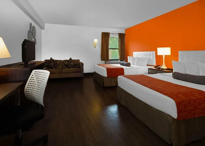 Howard Johnson By Wyndham Waukegan Great Lakes