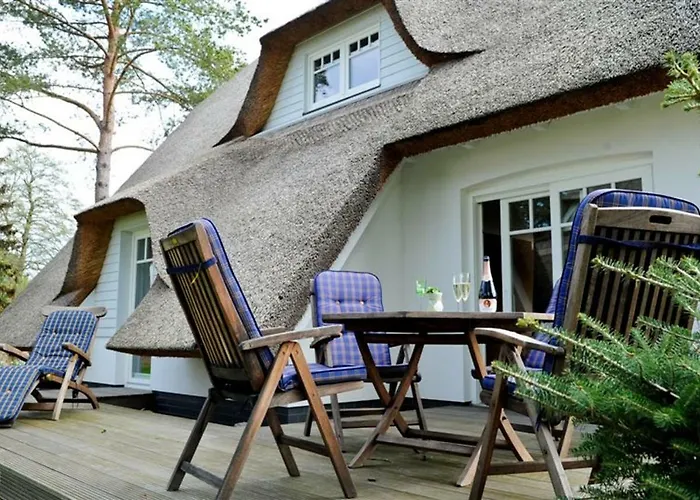 Ferienhaus Rubin mit Sauna und Kamin, Reetdachhaus am Walde