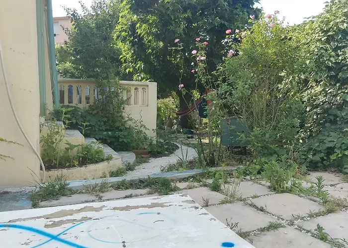 Goclands Tiny Cool Coliving Coworking Villa Garden