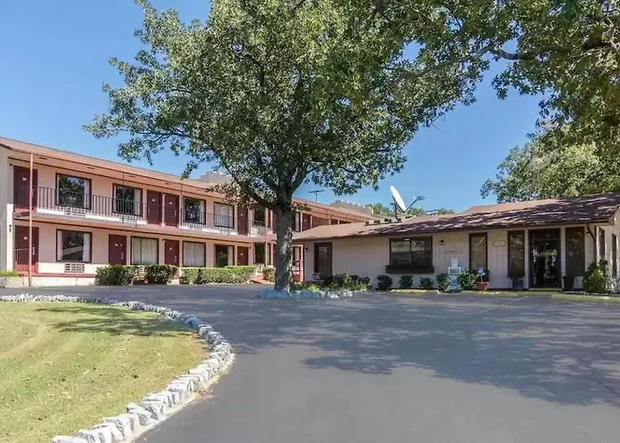 The Parkwood Inn & Suites