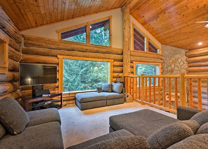 Riverfront Cabin W/ Hot Tub: 2 Mi To Eagle Falls